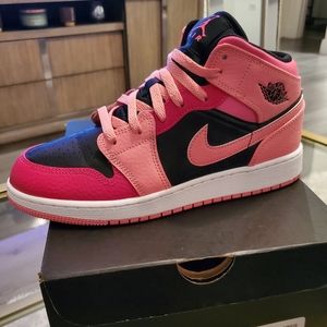 Air Jordan 1 Mid CORAL CHALK/ PINKSICLE SIZE 6.5Y/8W